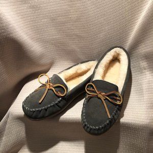 Minnetonka women leather warm slippers, color Taupe, size 8,